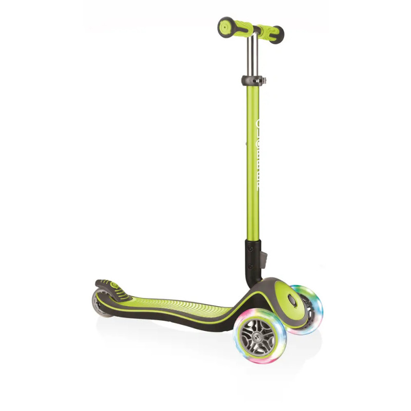 Grüner und schwarzer Kinderroller mit drei Rädern und LED-Lichtern vorne, vor weißem Hintergrund.