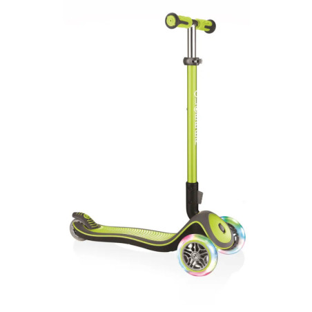 Grüner und schwarzer Kinderroller mit drei Rädern und LED-Lichtern vorne, vor weißem Hintergrund.