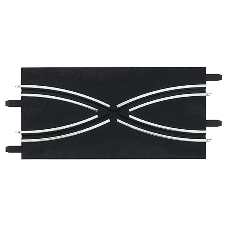 Schwarzes, rechteckiges Slotcar-Bahnstück mit zwei sich kreuzenden, gebogenen Spuren.