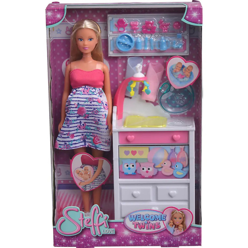 Steffi Love Puppe im Umstandsoutfit mit Babyzubehör und "Welcome Twins"-Label als Set in einer Verpackung.