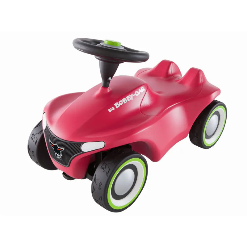 Rotes Kinderfahrzeug mit schwarzen Rädern, schwarzem Lenkrad und weißem Bobby-Car-Schriftzug an der Seite.