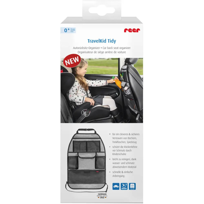 Ein Kind nutzt im Auto einen grauen Rücksitz-Organizer mit mehreren Taschen zur Aufbewahrung. Ein Kind nutzt im Auto einen grauen Rücksitz-Organizer mit mehreren Taschen zur Aufbewahrung.