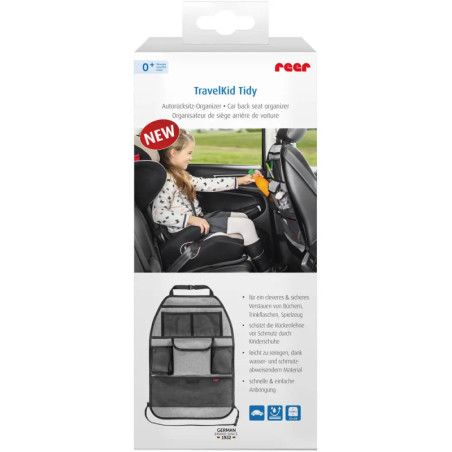 Ein Kind nutzt im Auto einen grauen Rücksitz-Organizer mit mehreren Taschen zur Aufbewahrung.