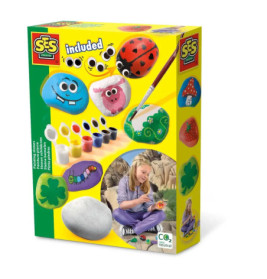 Box des SES Creative Steinbemalungssets mit Farben, Pinsel, verzierten Steinen und einem Kind beim Bemalen eines Steins.