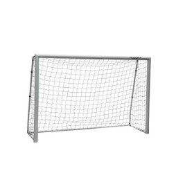 Metall-Fußballtor mit weißem Netz vor schlicht weißem Hintergrund.