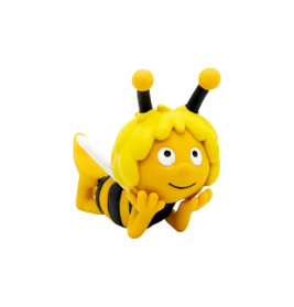 Eine Biene mit gelb-schwarzen Streifen liegt auf dem Bauch und lächelt, die Hände unter dem Kinn.