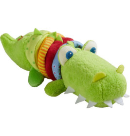 Plüsch-Krokodil in Grün mit bunten Ringen um den Körper und großen Augen.