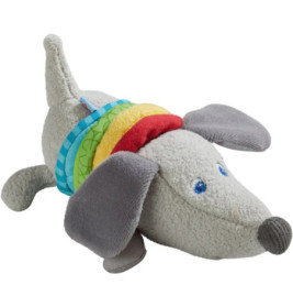 Plüschtierhund mit grauem Fell, Schlappohren, spitzer Nase und bunten Bändern an Hals und Körper.