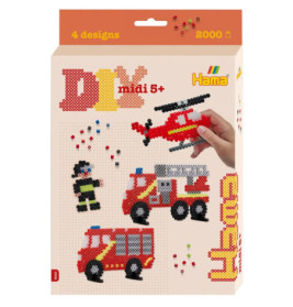 Hama-Perlen-Set mit Feuerwehrmann, Feuerwehrauto, Hubschrauber aus bunten Perlen, Hand legt Perle.