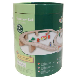 Grüne zylindrische Box mit der Aufschrift Starter-Set steht auf einer Holz-Spielzeugeisenbahnstrecke.