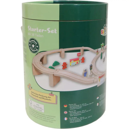 Grüne zylindrische Box mit der Aufschrift Starter-Set steht auf einer Holz-Spielzeugeisenbahnstrecke.