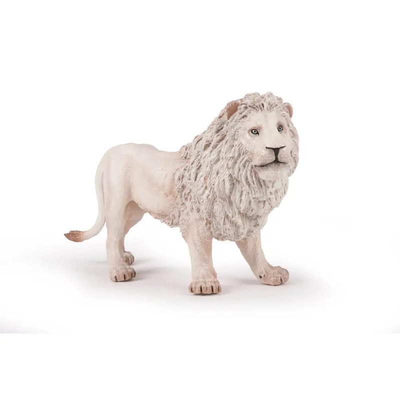 Weiße Löwenfigur mit detaillierter Mähne steht auf schlichtem weißem Hintergrund.