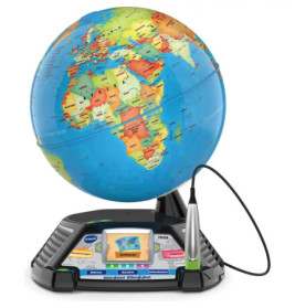 Interaktiver Globus mit digitaler Basis, Stift und Touchscreen zeigt Länderinformationen an.
