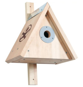 Dreieckiges Vogelhaus aus Holz mit rundem Eingang und Verzierungen auf der Vorderseite.