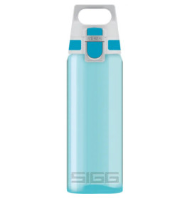 Hellblaue SIGG-Trinkflasche mit weiß-blauem Klappdeckel, stehend auf weißem Hintergrund.