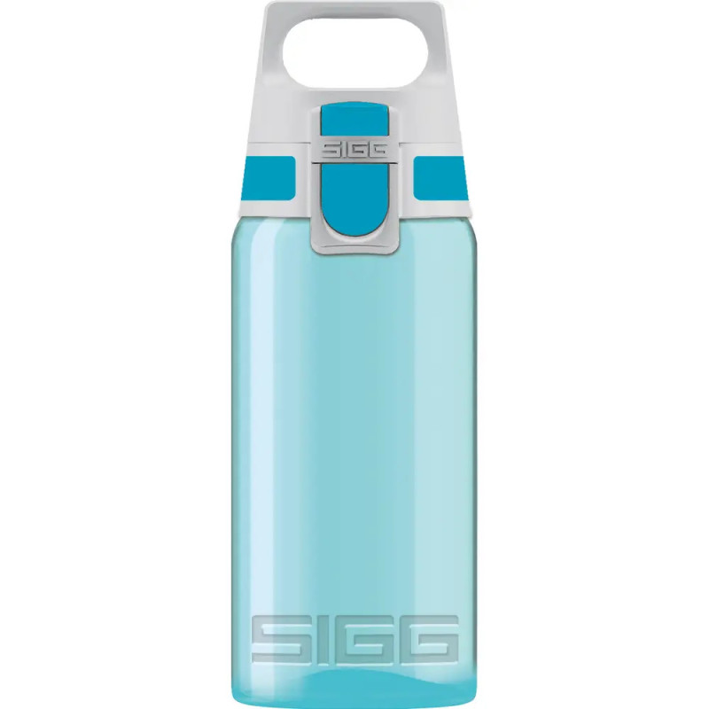 Hellblaue SIGG-Trinkflasche mit grau-blauem Klappdeckel und Henkel, Vorderansicht. Hellblaue SIGG-Trinkflasche mit grau-blauem Klappdeckel und Henkel, Vorderansicht.