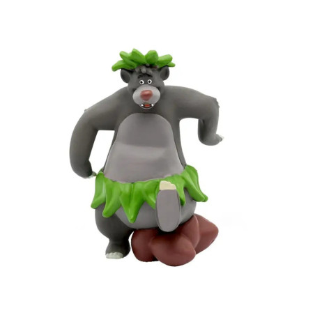 Cartoon-Bär mit grünem Blätterrock und Kopfschmuck, lächelnd und tanzend mit erhobenem Bein. Cartoon-Bär mit grünem Blätterrock und Kopfschmuck, lächelnd und tanzend mit erhobenem Bein.