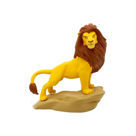 Cartoon-Löwe mit brauner Mähne steht stolz auf einem Felsen und blickt nach vorne vor weißem Hintergrund.