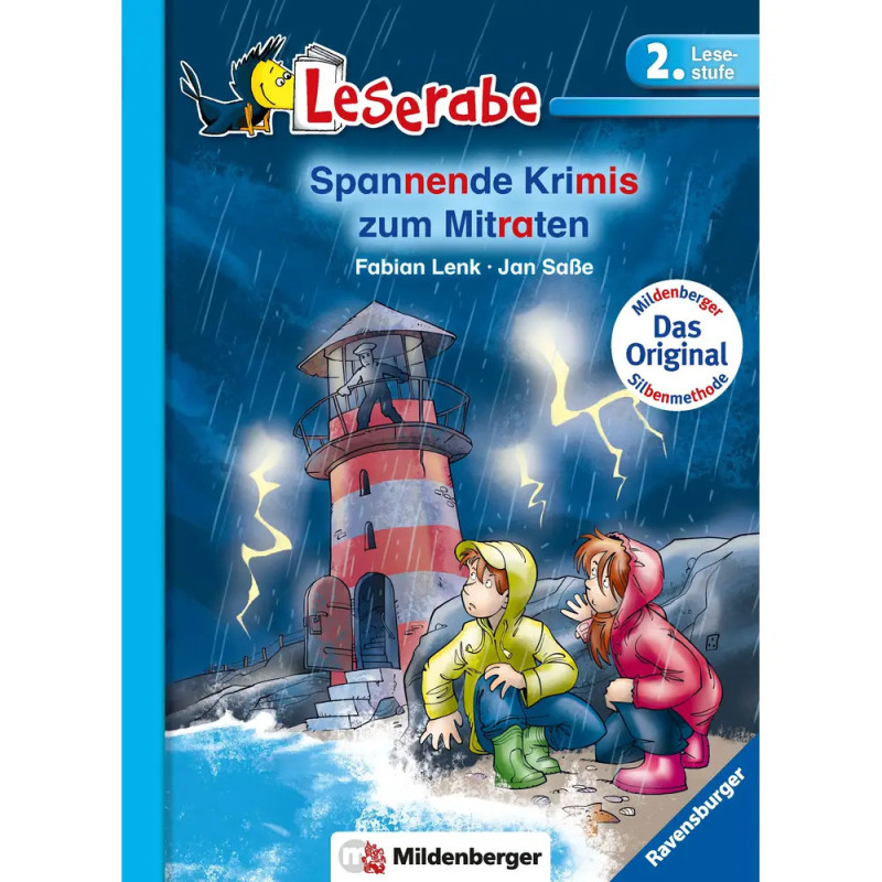 Zwei Kinder in Regenmänteln an einem stürmischen Leuchtturm Leserabe-Krimi-Cover auf Deutsch.