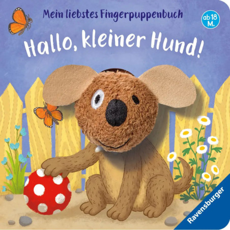Ein Fingerpuppenhund sitzt an einem gelben Zaun mit rotem Ball, Blumen und Schmetterlingen.