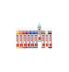 Neun bunte Filzstifte liegen nebeneinander auf weißem Hintergrund.