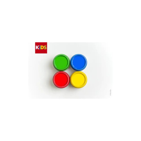 Vier Farbdosen mit grünen, blauen, roten und gelben Deckeln stehen quadratisch auf weißem Hintergrund. Vier Farbdosen mit grünen, blauen, roten und gelben Deckeln stehen quadratisch auf weißem Hintergrund.