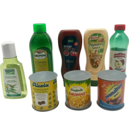 Verschiedene Flaschen und Dosen mit Lebensmitteln und Getränken stehen in zwei Reihen auf weißem Hintergrund.