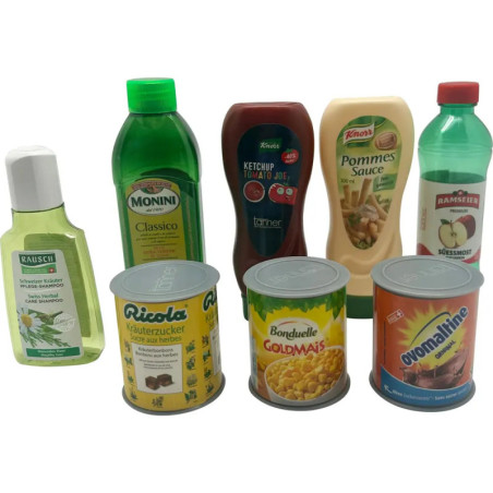 Verschiedene Flaschen und Dosen mit Lebensmitteln und Getränken stehen in zwei Reihen auf weißem Hintergrund.