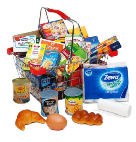 Zwei Einkaufskörbe mit Lebensmitteln, davor liegen Brot, Ei, Konserve und Papierhandtuch.