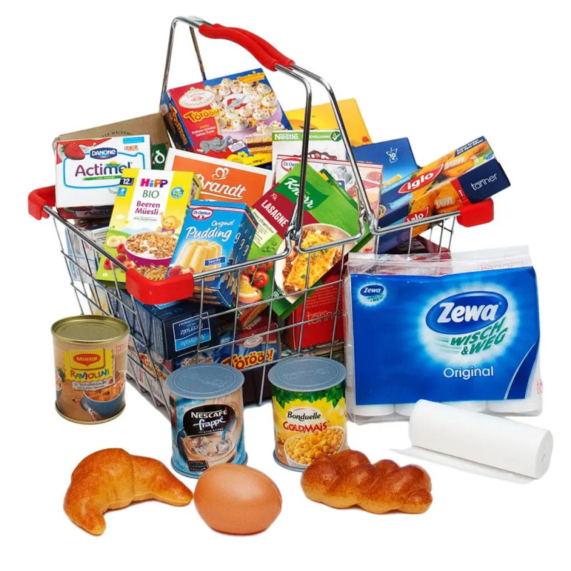 Zwei Einkaufskörbe mit Lebensmitteln, davor liegen Brot, Ei, Konserve und Papierhandtuch.