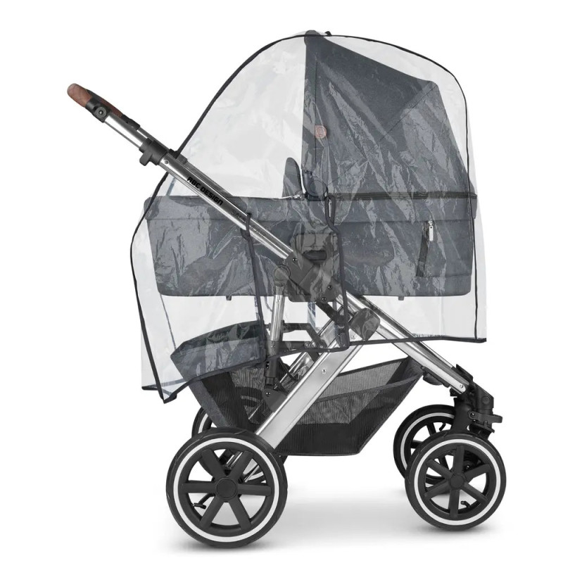 Seitlich fotografierter Kinderwagen mit transparenter Regenhaube vor weißem Hintergrund.