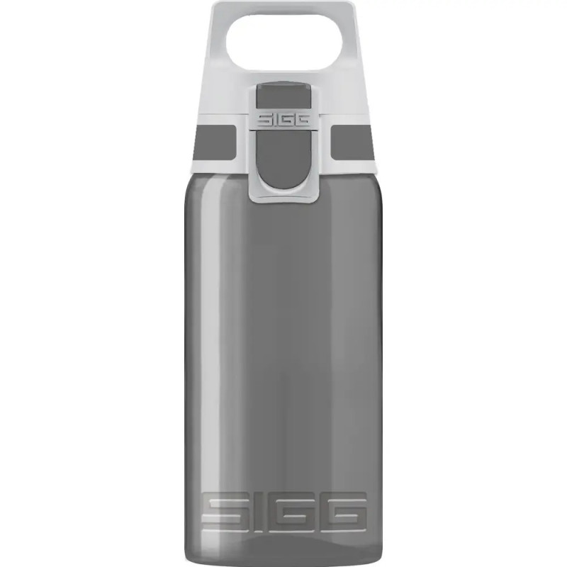 Graue SIGG-Trinkflasche mit weißem Klappverschluss und großem Tragegriff. Graue SIGG-Trinkflasche mit weißem Klappverschluss und großem Tragegriff.