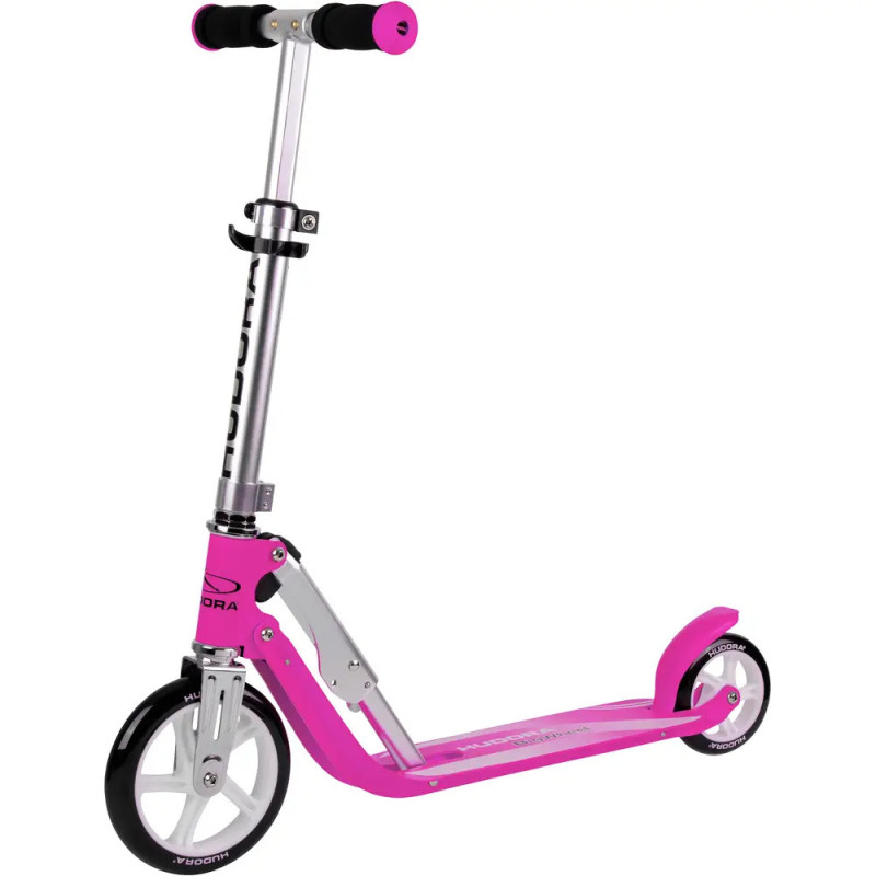 Ein rosa-silberner Tretroller mit schwarzen Griffen und zwei Rädern vor weißem Hintergrund. Ein rosa-silberner Tretroller mit schwarzen Griffen und zwei Rädern vor weißem Hintergrund.