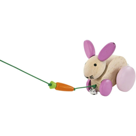 Holz-Ziehtier Hase mit rosa Ohren und Rädern, an einer Schnur mit kleiner Karotte befestigt.