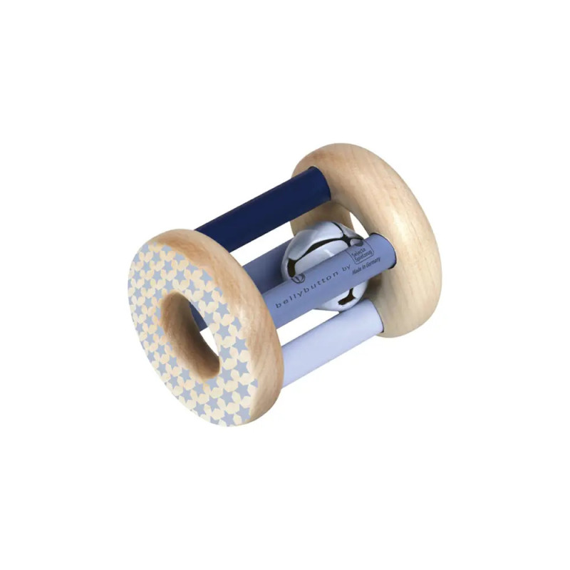 Holz-Babyrassel mit blauen Stäben, gemusterten Enden und einer Glocke im Inneren, auf weißem Hintergrund. Holz-Babyrassel mit blauen Stäben, gemusterten Enden und einer Glocke im Inneren, auf weißem Hintergrund.