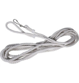 Weißes, aufgewickeltes Seil mit Metallclip an einem Ende liegt auf weißem Hintergrund.