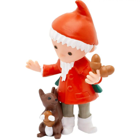 Wichtelfigur mit rotem Mantel und Hut hält Eicheln und steht neben einem kleinen braunen Eichhörnchen.