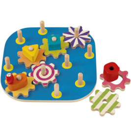 Bunte Holzzahnräder und Formen auf einem blauen Steckbrett, geeignet für spielerisches Kinderlernen.