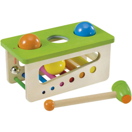 Holzspielzeug mit bunten Kugeln, Xylophon und Hammer zum Durchschlagen der Kugeln durch Löcher. Holzspielzeug mit bunten Kugeln, Xylophon und Hammer zum Durchschlagen der Kugeln durch Löcher.