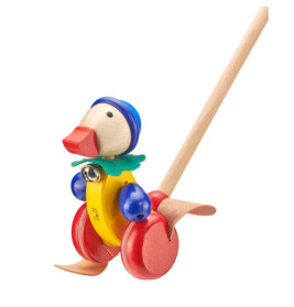 Holz-Enten-Schiebespielzeug mit roten Rädern, gelbem Körper, blauem Hut und beweglichen Füßen an Holzstab.