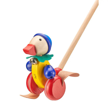 Holz-Enten-Schiebespielzeug mit roten Rädern, gelbem Körper, blauem Hut und beweglichen Füßen an Holzstab. Holz-Enten-Schiebespielzeug mit roten Rädern, gelbem Körper, blauem Hut und beweglichen Füßen an Holzstab.