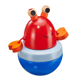 Bunte Holzkrabbe mit orangenen Scheren, rotem Körper, blauem Sockel und lächelndem Gesicht.