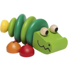 Bunte Raupe aus Holz mit grünem Körper, gelbem Schwanz, roten Füßen und großen Wackelaugen.