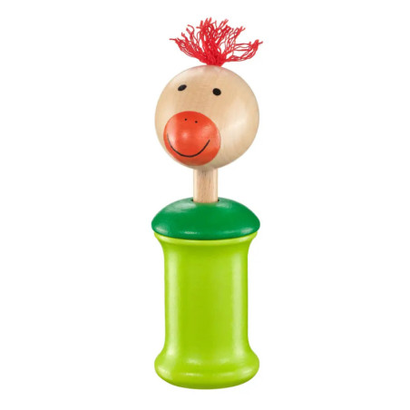 Holzspielzeugfigur mit rundem Kopf, roten Wollhaaren, roter Nase und grünem Körper.