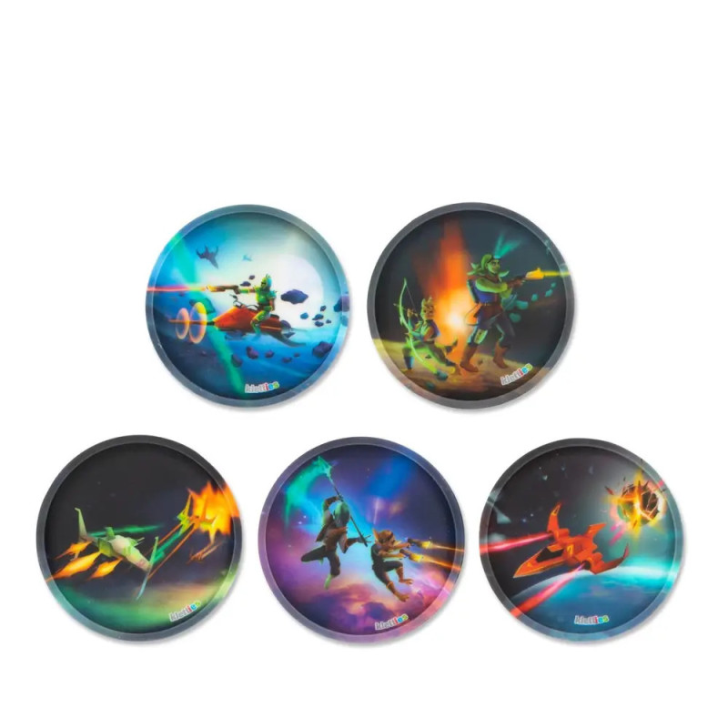 Fünf runde Spielsteine mit bunten Sci-Fi-Raumschiffen und Alienschlachten auf weißem Hintergrund.