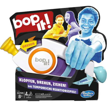 Bop It! Elektronikspiel in Verpackung mit aufgedruckten Kindern, die begeistert aussehen. Bop It! Elektronikspiel in Verpackung mit aufgedruckten Kindern, die begeistert aussehen.