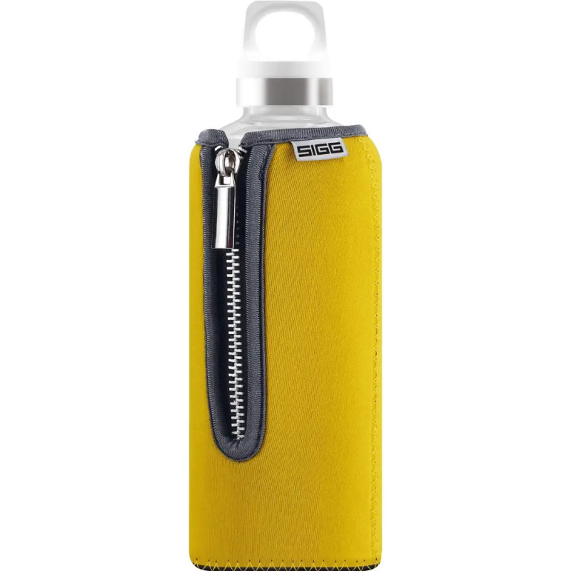 Klare Flasche im gelben Reißverschluss-Etui mit grauem Rand, weißem Griff und SIGG-Logo nahe dem oberen Rand. Klare Flasche im gelben Reißverschluss-Etui mit grauem Rand, weißem Griff und SIGG-Logo nahe dem oberen Rand.