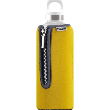 Klare Flasche im gelben Reißverschluss-Etui mit grauem Rand, weißem Griff und SIGG-Logo nahe dem oberen Rand.