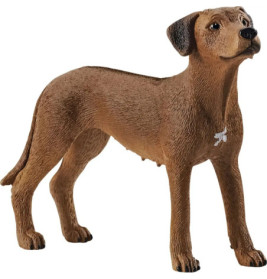Kleine braune Hundefigur mit kurzem Fell steht und blickt nach oben.