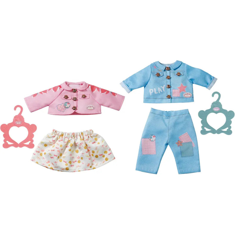 Zwei Puppenkleidungs-Sets mit Haken: pinke Jacke mit Rock und blaue Jacke mit Hose. Zwei Puppenkleidungs-Sets mit Haken: pinke Jacke mit Rock und blaue Jacke mit Hose.